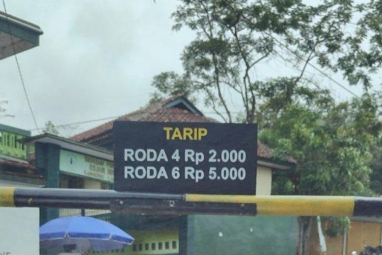 Jalan Kampung Kadongdong Desa Kawitan Kecamatan Salopa Kabupaten Tasikmalaya, Jawa Barat, yang viral di media sosial X, karena menetapkan tarif jika melewati portal.