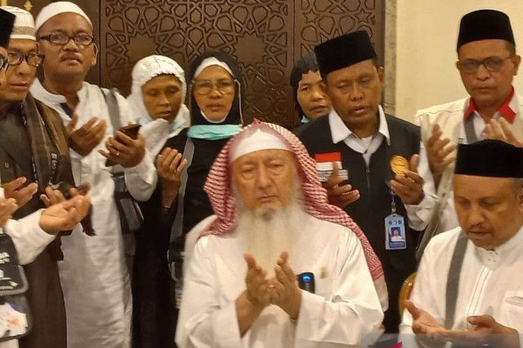 Nazir (pengelola harta wakaf) Syaikh Abdul Latif Baltou (tengah) berdoa bersama jamaah calon haji asal Aceh di Mekkah. 