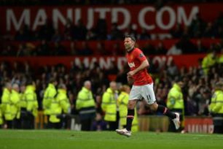 Ryan Giggs yang merupakan manajer sementara Manchester United, turut bermain pada laga Premier League melawan Hull City di Stadion Old Trafford, Manchester, Selasa (6/5/2014).