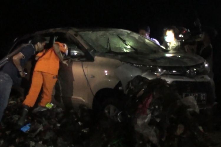 Tim identifikasi Polisi Resor Tulungagung menyelidiki mobil Avanza setelah diangkat dari dasar Sungai Brantas, Selasa (29/01/2019) malam.