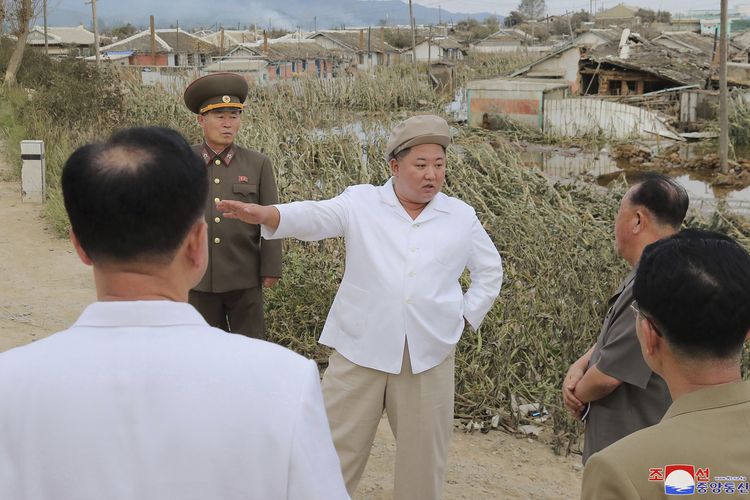 Foto tertanggal 5 September 2020 yang dirilis KCNA menunjukkan Pemimpin Tertinggi Korea Utara Kim Jong Un berbincang dengan para pejabatnya, saat meninjau desa yang hancur diterjang topan Maysak di provinsi Hamgyong Selatan.