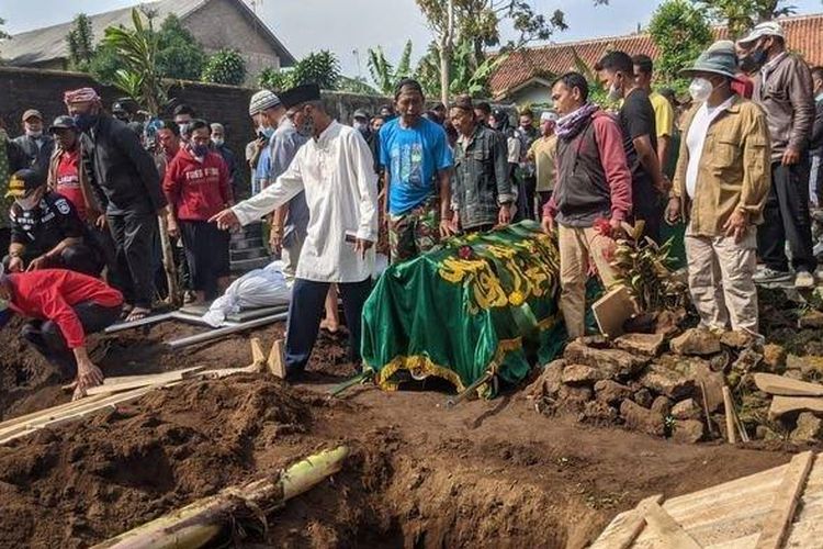 Prosesi pemakaman Tuti (55) dan Amalia (23) di Tempat Pemakaman Umum (TPU) Istuning, Desa Jalan Cagak, Kecamatan Jalan Cagak, Kabupaten Subang, Jawa Barat, Kamis (19/8/2021). 