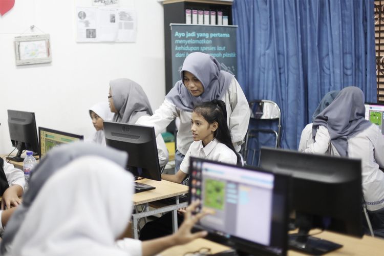 Rumah Belajar YCAB sejak didirikan tahun 2003 memiliki program pelatihan komputer bagi para murid yang berasal dari keluarga prasejahtera.