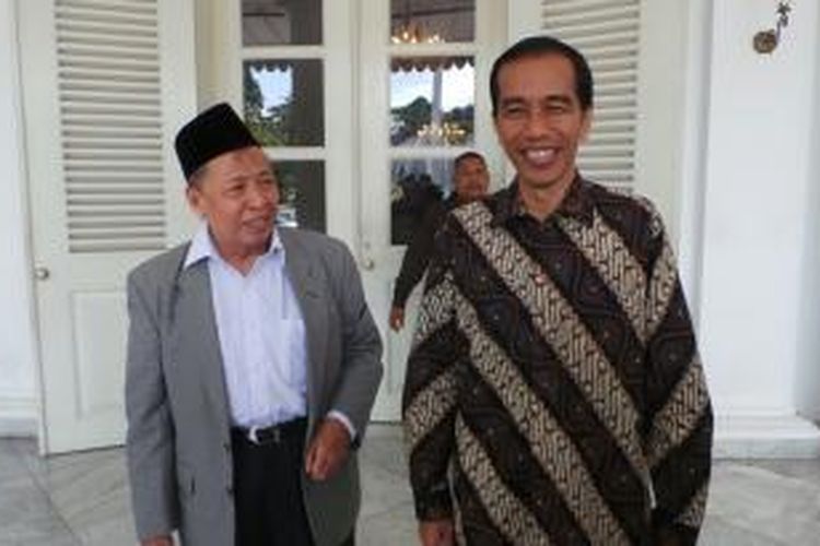 Guberjur DKI Jakarta Joko Widodo 9kanan) menerima kunjungan politisi Partai Persatuan Pembangunan, Hamzah Haz (kiri), di Balaikota Jakarta, Selasa (23/7/2013).