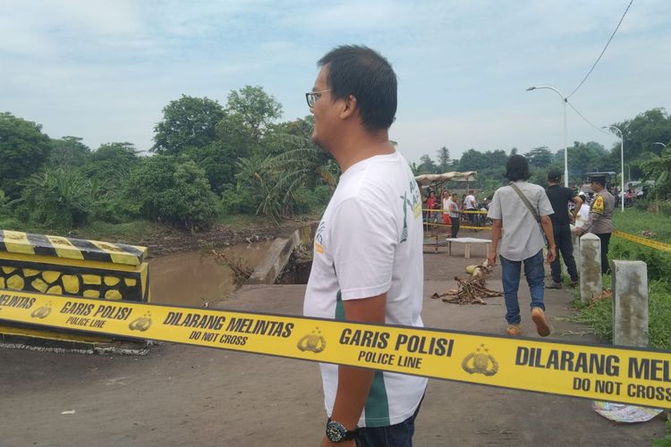 Akses jalan penghubung Dusun Rujak Gadung dan Dusun Karangasem ditutup usai ambrolnya plengsengan sungai Welang, Jum'at (03 /01/2025) 