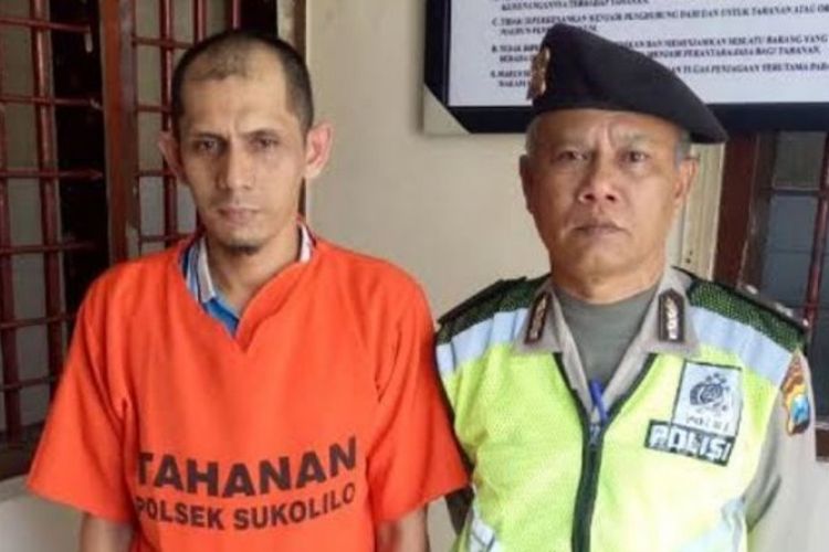 Zulkifli Abdulah (37), warga Sidoarjo, diamankan polisi karena bawa golok saat datangi tempat kerjanya.