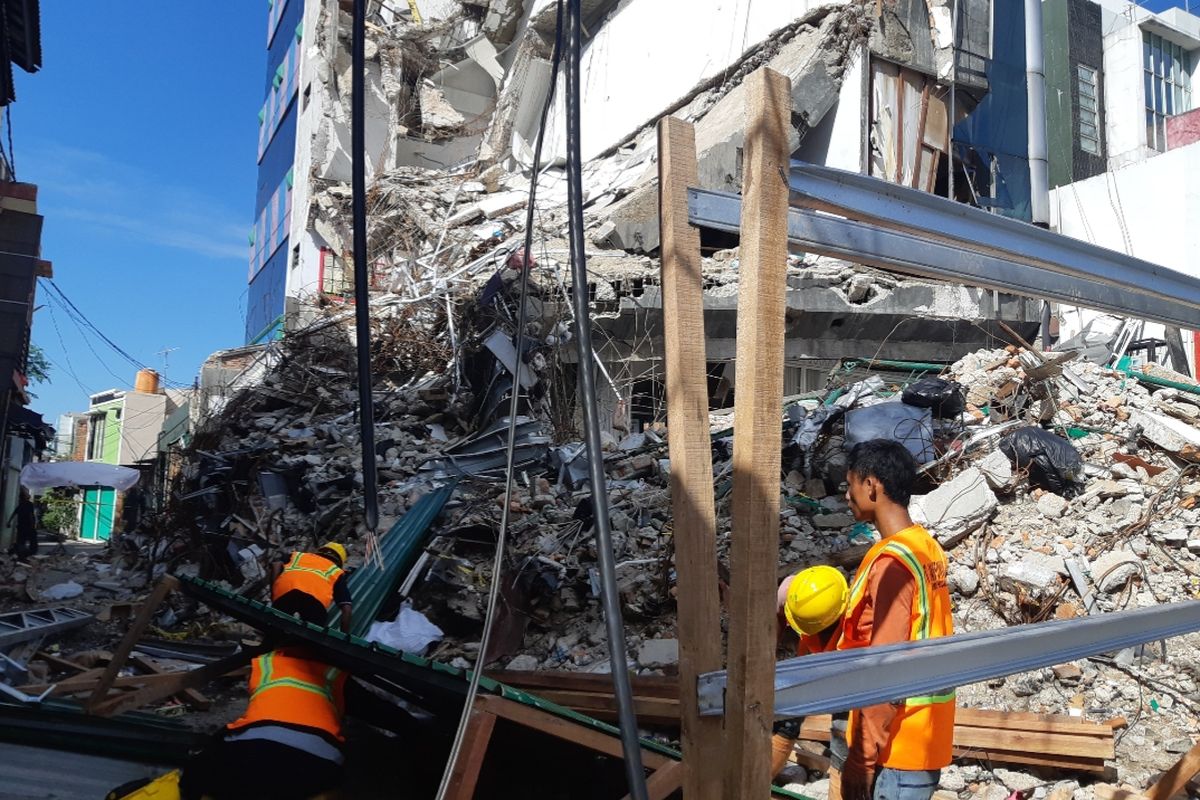 Pekerja mulai melakukan proses pemerataan sisa bangunan yang ambruk di kawasan Slipi, Jakarta Barat, Selasa (14/1/2020)