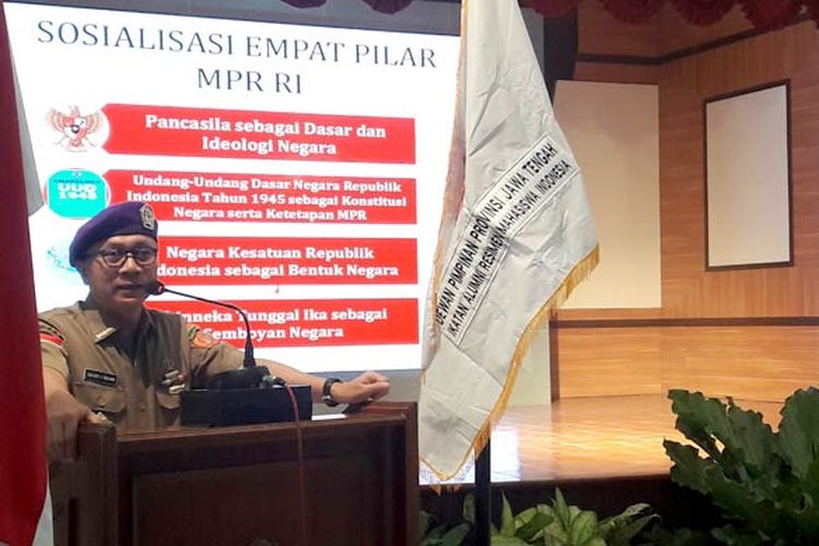 Ketua MPR RI ZUlkifli Hasan menyampaikan materi sosialisasi empat pilar MPR RI pada acara Pelantikan Pengurus DPP IARMI periode 2018-2020 di Wisma Perdamaian, Semarang, Jawa Tengah (15/9/2018). KOMPAS.COM/Iswara Aji Pratama