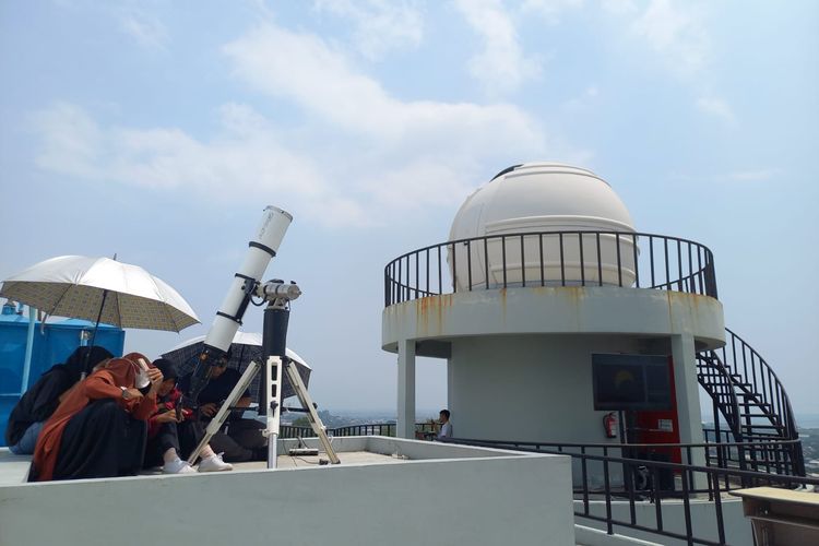 Pengamatan gerhana matahari parsial di Planetarium UIN Walisongo Semarang, Kamis (20/4/2023).