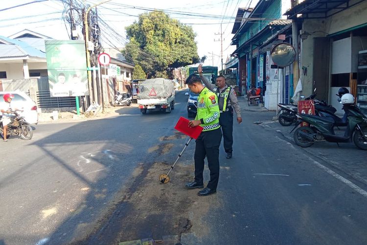 Pasutri di Pasuruan Tewas Terlindas Truk Trailer Saat Hendak Berbelok