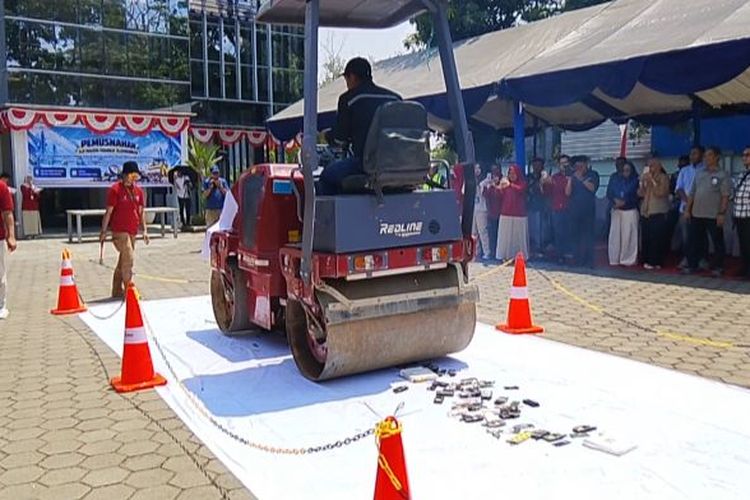 Ganggu Sinyal Handphone dan Penerbangan Sipil, Puluhan Perangkat Digital dan Telekomunikasi Ilegal di Gowa Dimusnahkan