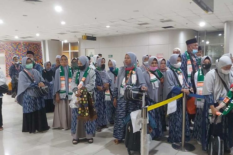 Sebanyak 63 jamaah umrah gagal berangkat ke tanah suci hingga terlantar di Bandara Juanda, Sidoarjo, Jawa Timur, Senin (26/9/2022).