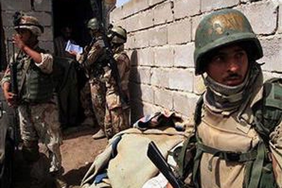 Pasukan Irak berpatroli di kota Basra, Irak selatan, 12 April 2008. 