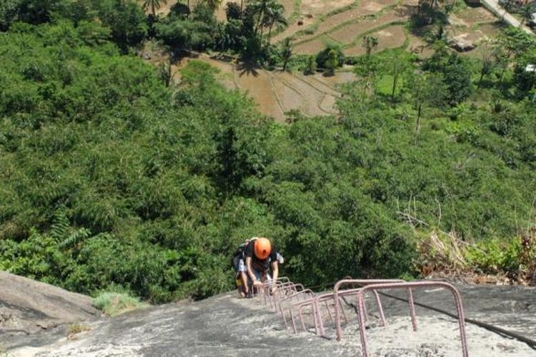 Gunung Parang di Kabupaten Purwakarta, Jawa Barat, awalnya merupakan destinasi rock climbing populer di kalangan pemanjat tebing. Namun semenjak jalur via ferrata dibuka awal 2016, panjat tebing kini menjadi rekreasi.