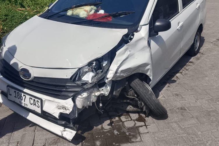 Kondisi mobil yang gagal dilarikan seorang wanita asal NTT yang melakukan pembegalan taksi online di Surabaya, Selasa (1/10/2024). 
