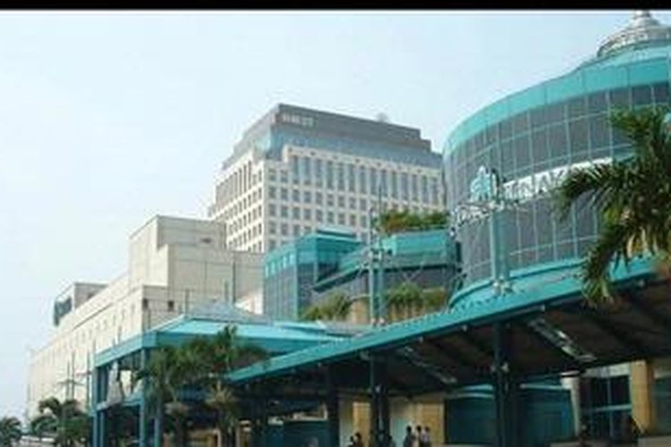 Plaza Senayan merupakan portofolio properti milik Kajima Corporation. Pusat belanja kelas atas ini berada di dalam Pusat Pengelolaan Gelora Bung Karno.