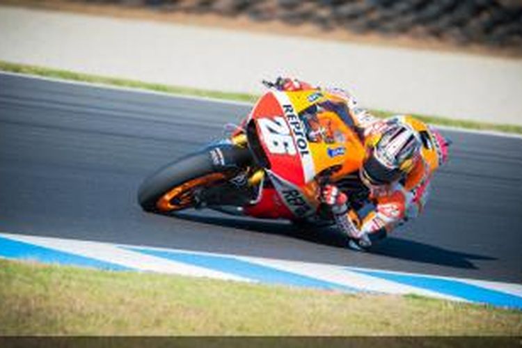 Pebalap Repsol Honda asal Spanyol Dani Pedrosa mencoba ban baru saat uji coba di Sirkuit Phillip Island, Australia, Senin (3/3/2014).