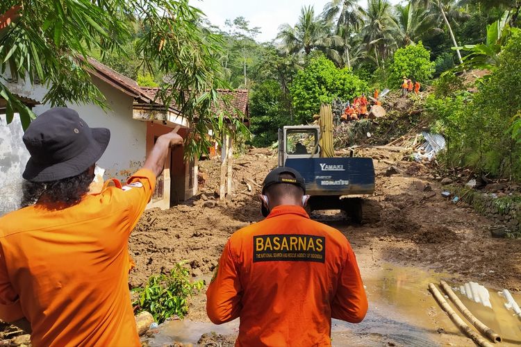 Operasi pencarian korban longsor hari kedua di Grumbul Kali Cawang, Desa Banjarpenepen, Kecamatan Sumpiuh, Kabupaten Banyumas, Jawa Tengah, Rabu (18/11/2020).