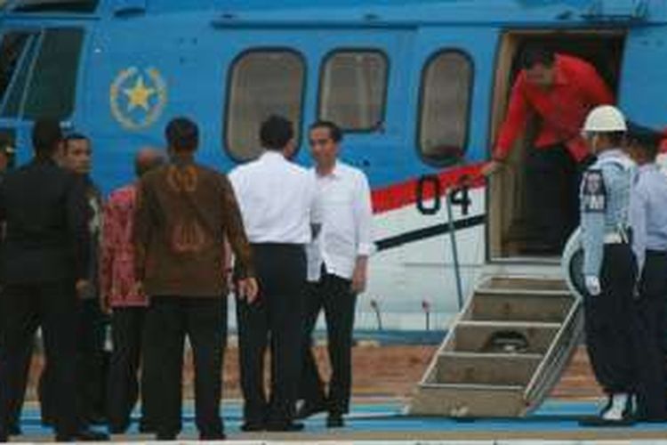Presiden Joko Widodo saat tiba di Sukadana, Kabupaten Kayong Utara dalam rangkaian perhelatan Sail Selat Karimata di Pantai Pulau Datok (14/10/2016)