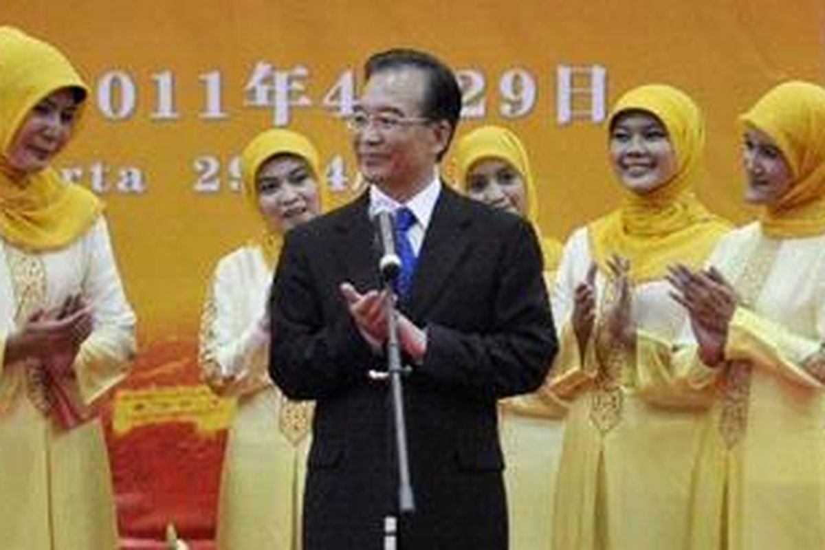 Perdana Menteri China Wen Jiabao berdialog dengan mahasiswa saat berkunjung ke Kampus Universitas Al Azhar Indonesia di Jakarta, Jumat (29/4/2011). Kunjungan Wen Jiabao ke kampus ini selain menyerahkan bantuan buku-buku tentang sastra dan budaya China juga berbicara tentang pentingnya generasi muda Indonesia-China meneruskan hubungan baik kedua negara yang sudah terjalin sejak ribuan tahun lalu. 