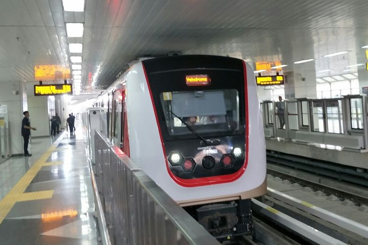 LRT Jakarta beroperasi secara komersial mulai Minggu (1/12/2019). Foto diambil di Stasiun Velodrome. 