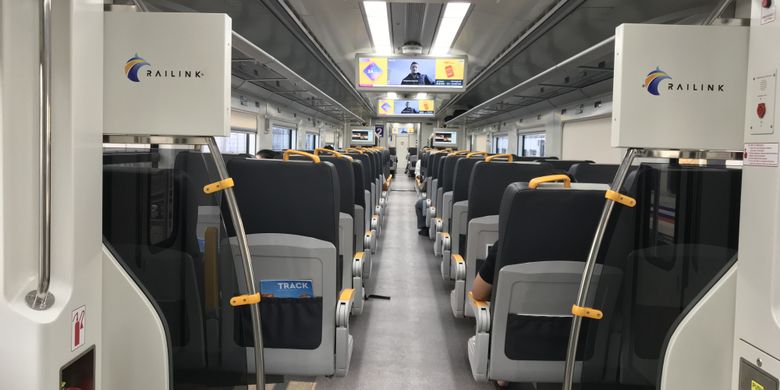 Suasana dalam gerbong Kereta Bandara Soekarno-Hatta dari Stasiun BNI City menuju ke Stasiun Bandara Soekarno-Hatta, Jumat (14/9/2018)