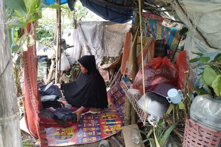 Seorang ibu rumah tangga di Cianjur, Jawa Barat, memilih tinggal sementara di kebun karena trauma dengan gempa susulan yang masih berlangsung hingga saat ini sejak gempa magnitudo 5,6 mengguncang dua pekan lalu.