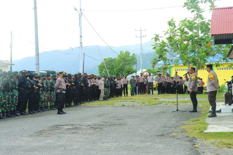 Kapolresta Pulau Ambon dan Pulau-Pulau Lease, Kombes Pol Raja Arthur Simamora memberikan pengarahan kepada ratusan aparat gabungan Polri dan TNI yang ditugaskan untuk mengamankan acara adat pukul Sapu di Negeri Morela, Kecamatan Leihitu, Maluku Tengah, Senin (9/5/2022)