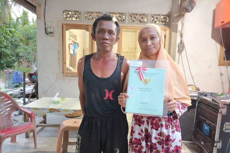 Baharuddin dan Mariana, pasangan suami-istri yang sudah menempati lahan di kawasan Hutan Lindung Rebo, sejak 40 tahun lalu. Mereka gembira menerima sertifikat hasil redistribusi tanah TORA.
