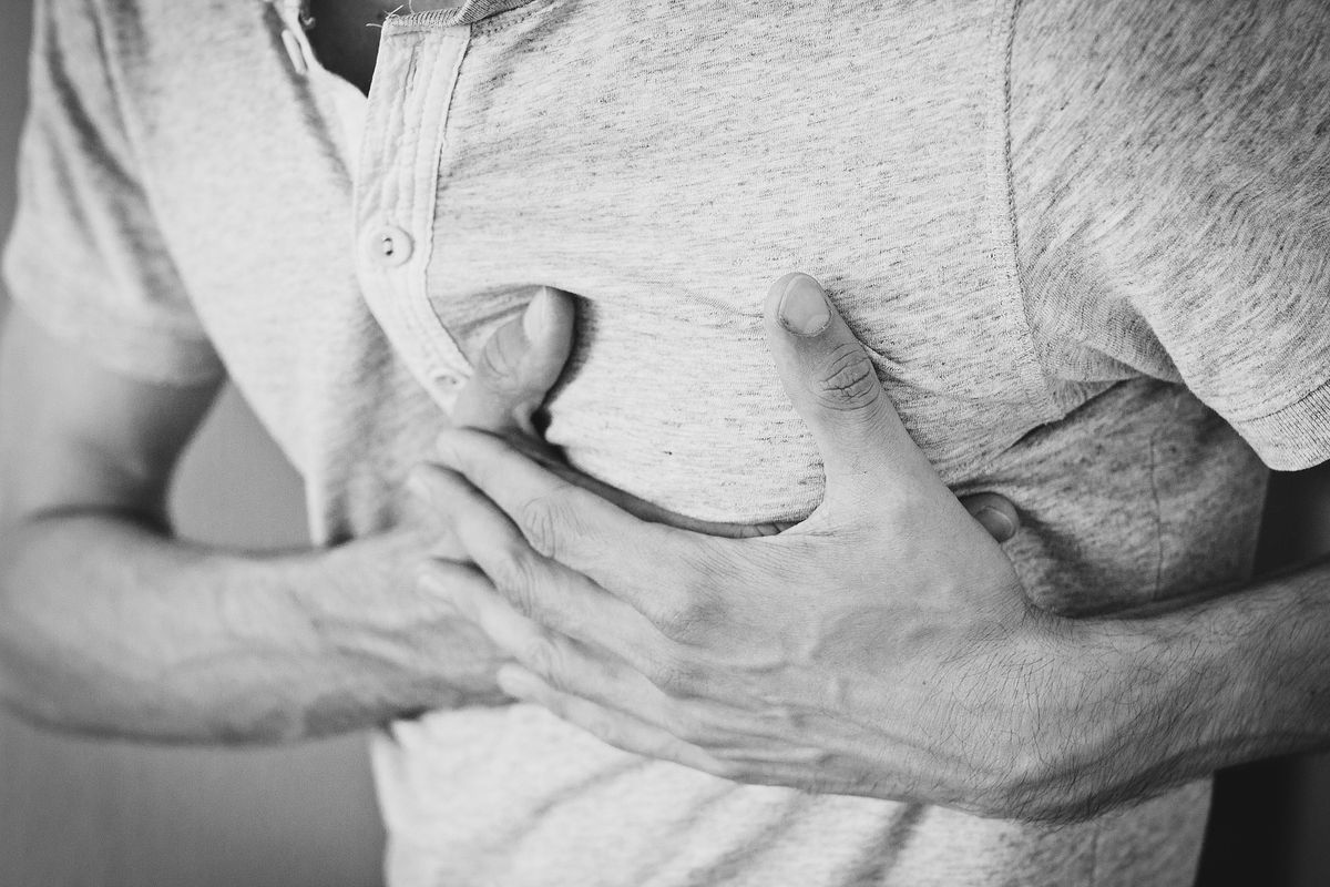 Serangan jantung paling umum ditandai dengan nyeri dada, yang bisa datang dan pergi. Namun, bisa juga serangan jantung terjadi tanpa nyeri dada.