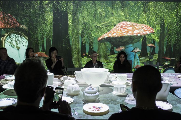 Mad Hatter’s Tea Party dalam pameran Wonderland di Museum ArtScience Singapura mulai April 2019.