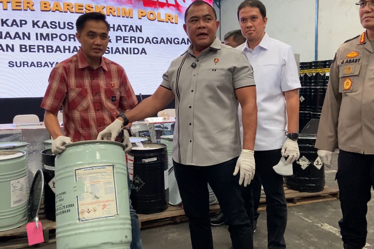Bareskrim Polri bersama Polda Jawa Timur melakukan penggerebekan gudang yang menyimpan ratusan ton sianida berlokasi di Surabaya dan Pasuruan, Kamis (8/5/2025)