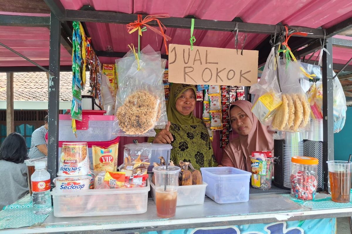 Bu Suminem dan anaknya, sedang berpose di warung, yang menjadi satu-satunya tempat jualan di dekat rumah Jokowi.