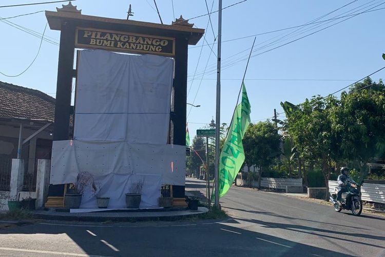 Salah satu tugu perguruan pencak silat yang berada di Kota Madiun, Jawa Timur ditutup dengan terpal warna putih selama bulan suro. Penutupan tugu dilakukan untuk mencegah terjadinya konflik antar pesilat selama bulan suro berlangsung.