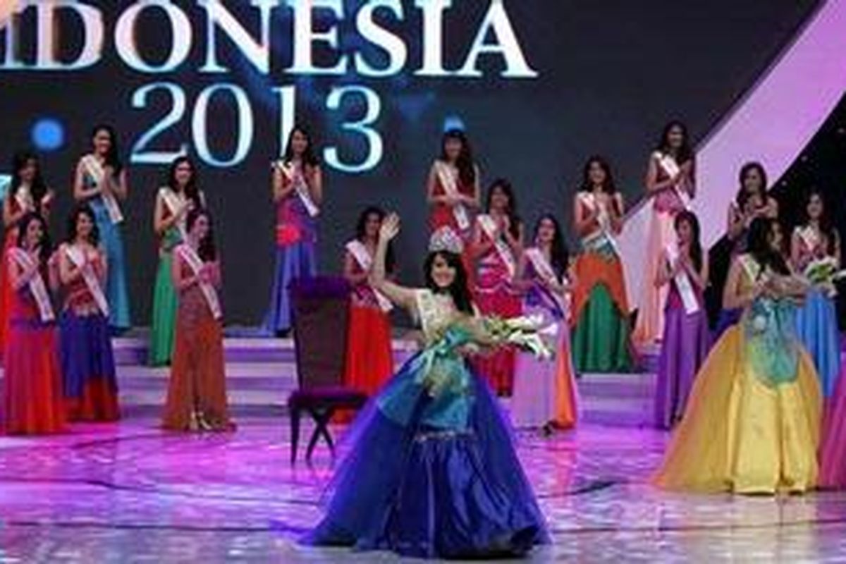 Finalis Miss Indonesia asal Kalimantan Barat, Vania Larissa akhirnya terpilih menjadi Miss Indonesia 2013 pada malam puncak pemilihan Miss Indonesia 2013 di JIEXPO, Kemayoran, Jakarta Pusat, Rabu (20/2/2013). TRIBUN JAKARTA/JEPRIMA