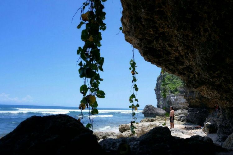 Pantai Nglolang, Tanjungsari, di Gunungkidul, DI Yogyakarta, salah satu pantai yang belum dikenal wisatawan