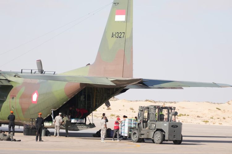 Dua pesawat Hercules C-130 milik TNI AU yang membawa bantuan kemanusiaan Indonesia untuk Palestina berupa logistik, telah tiba di Bandar Udara El Arish, Mesir, Senin (6/11/2023) waktu setempat.
