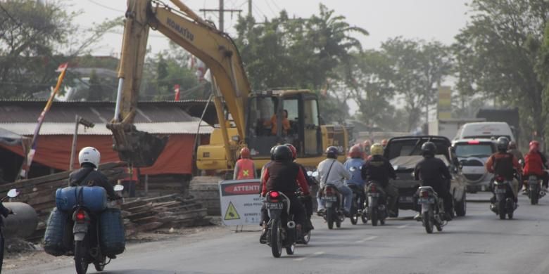 Pengerjaan proyek penambahan jalur pipa gas bumi PGN di Jalur Pantura. Foto diambil pada Selasa (22/8/2016).