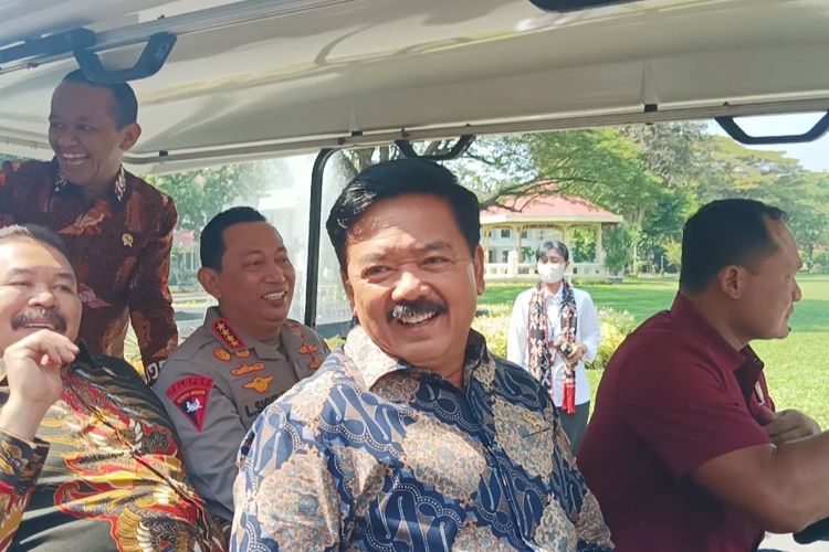 Jaksa Agung ST Burhanuddin dan Kapolri Jenderal Listyo Sigit Prabowo saat duduk berdampingan di mobil golf usai menghadiri acara di Istana Negara, Jakarta, Senin (27/5/2024).