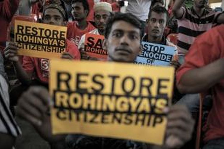 Para pengungsi Rohingya yang ditampung di Malaysia memegang spanduk yang berisi tuntutan agar pemerintah Myanmar mengakui mereka sebagai warga negara.