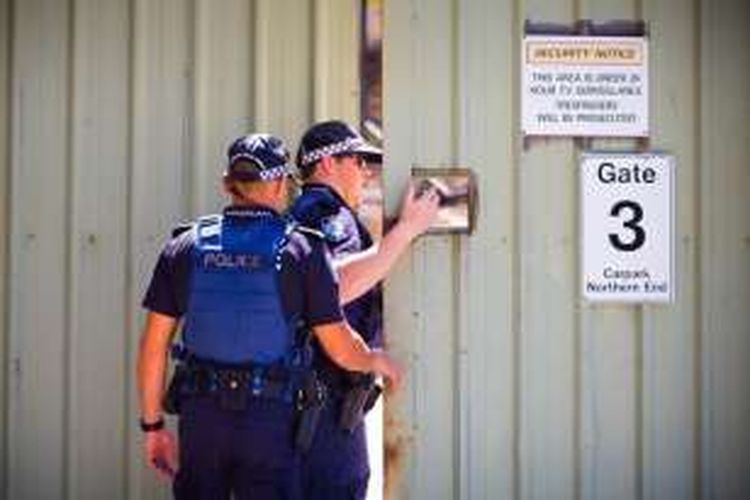 Petugas sedang melakukan pemeriksaan di kawasan taman bermain Dreamworld di Gold Coast, Australia.