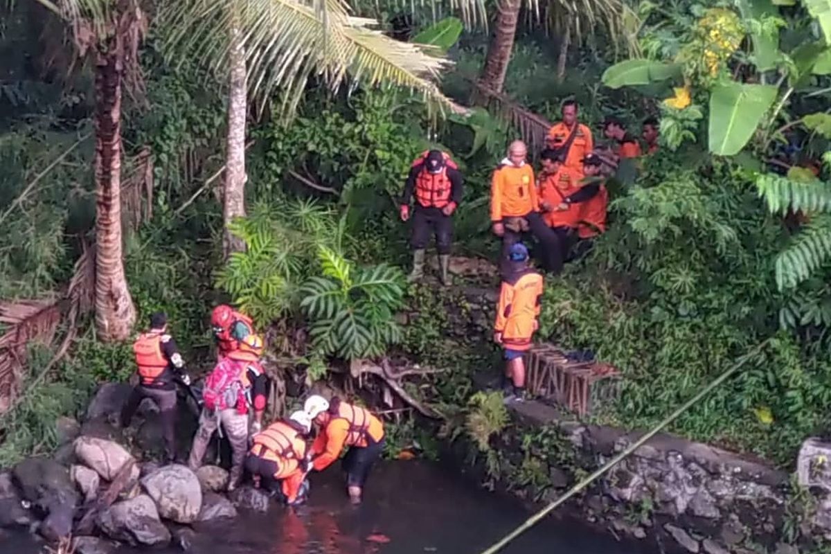 Proses evakuasi korban susur sungai di Sungai Sempor Turi.