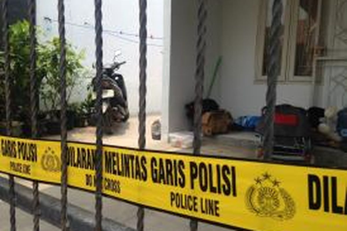 Tampak kondisi rumah pelaku pengeboman Mall Alam Sutera, LO (27), di Perumahan Banten Indah Permai, Kelurahan Unyur, Kecamatan Serang, Banten, Kamis (29/10/2015).
