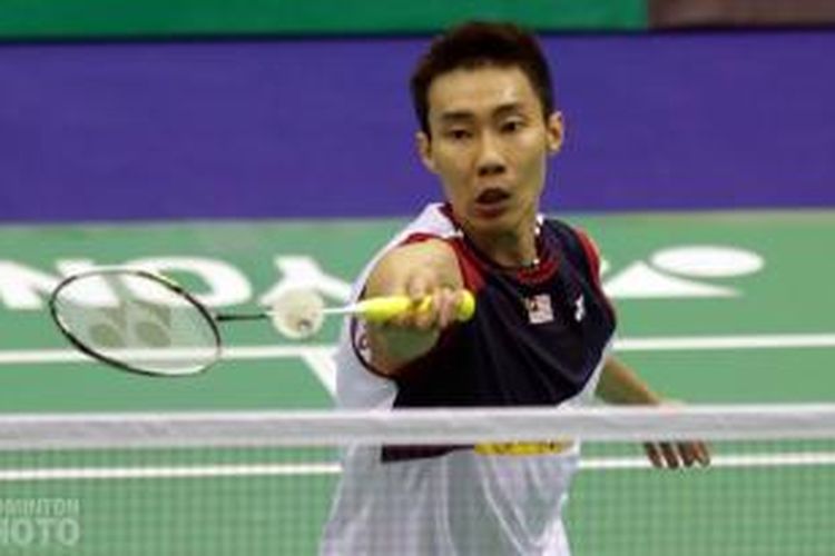 Tunggal putra Malaysia, Lee Chong Wei, mengembalikan serangan pada rekan senegara, Chong Wei Feng, pada babak kedua Hongkong Open Superseries 2013, di Hongkong Coliseum, Kamis (21/11/2013).