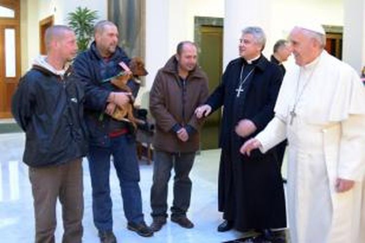 Paus Fransiskus berbincang dengan para gelandangan yang diundang untuk ikut sarapan pagi dan misa bersama di kediaman resmi beliau di Vatikan untuk merayakan ulang tahunnya yang ke-77, Selasa (17/12/2013).