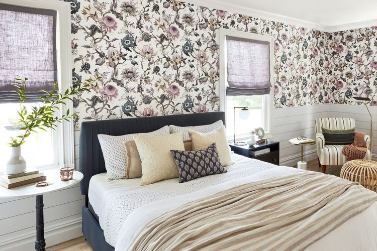 Kamar tidur dengan dekorasi wallpaper bunga