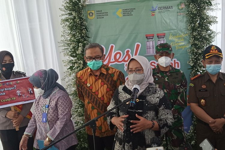 Bupati Bogor Ade Yasin saat menghadiri Pencanangan Vaksinasi Covid-19 di Puskesmas Cimandala, Kecamatan Sukaraja, Kabupaten Bogor, Jawa Barat, Kamis (28/01/2021).