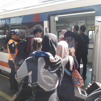 Sejumlah penumpang KA Bandara memasuki kereta di Stasiun Bekasi, Selasa (19/6/2018) 