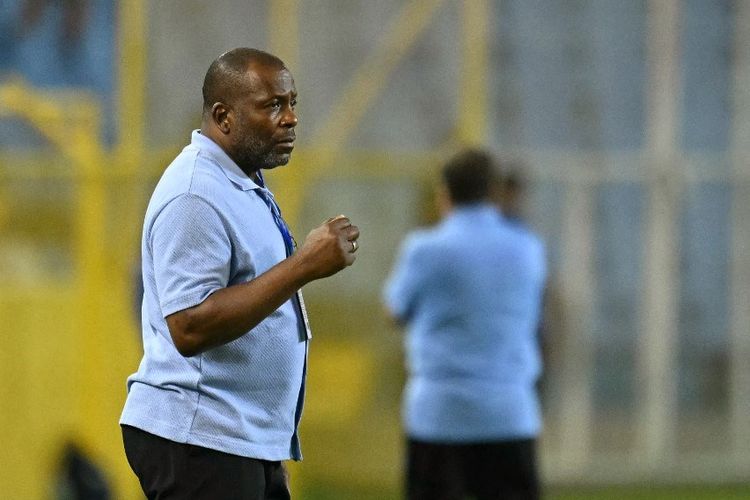 Pelatih kepala timnas Suriname Stanley Menzo memberi isyarat pada laga kualifikasi Piala Dunia FIFA 2026 zona Concacaf antara El Salvador dan Suriname di stadion Cuscatlan di San Salvador pada 10 Juni 2025.