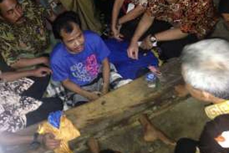 Lasmin (30) dipasung kedua kakinya di rumahnya sendiri di desa Wedarijaksa, Pati, Jawa Tengah